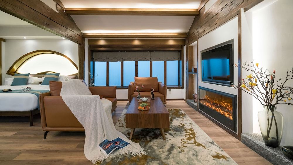 Lize Graceland Artistic Suite Inn Deluxe Suite 4