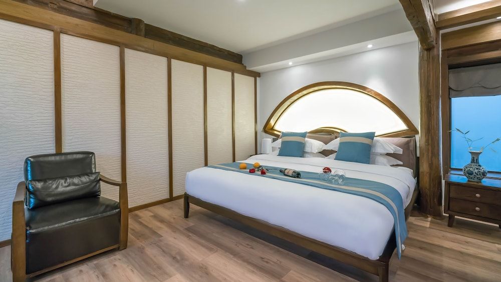 Lize Graceland Artistic Suite Inn Deluxe Suite 3