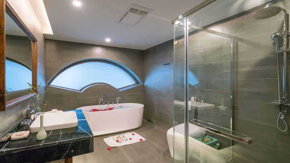 Lize Graceland Artistic Suite Inn Deluxe Suite 10