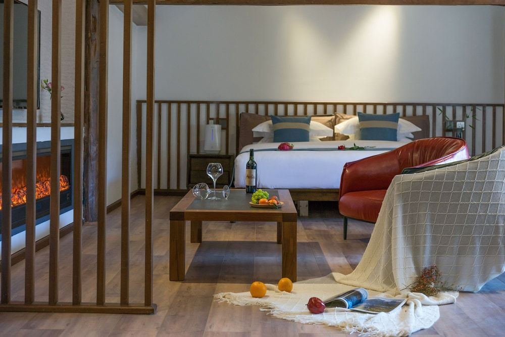 Lize Graceland Artistic Suite Inn Deluxe Suite 5