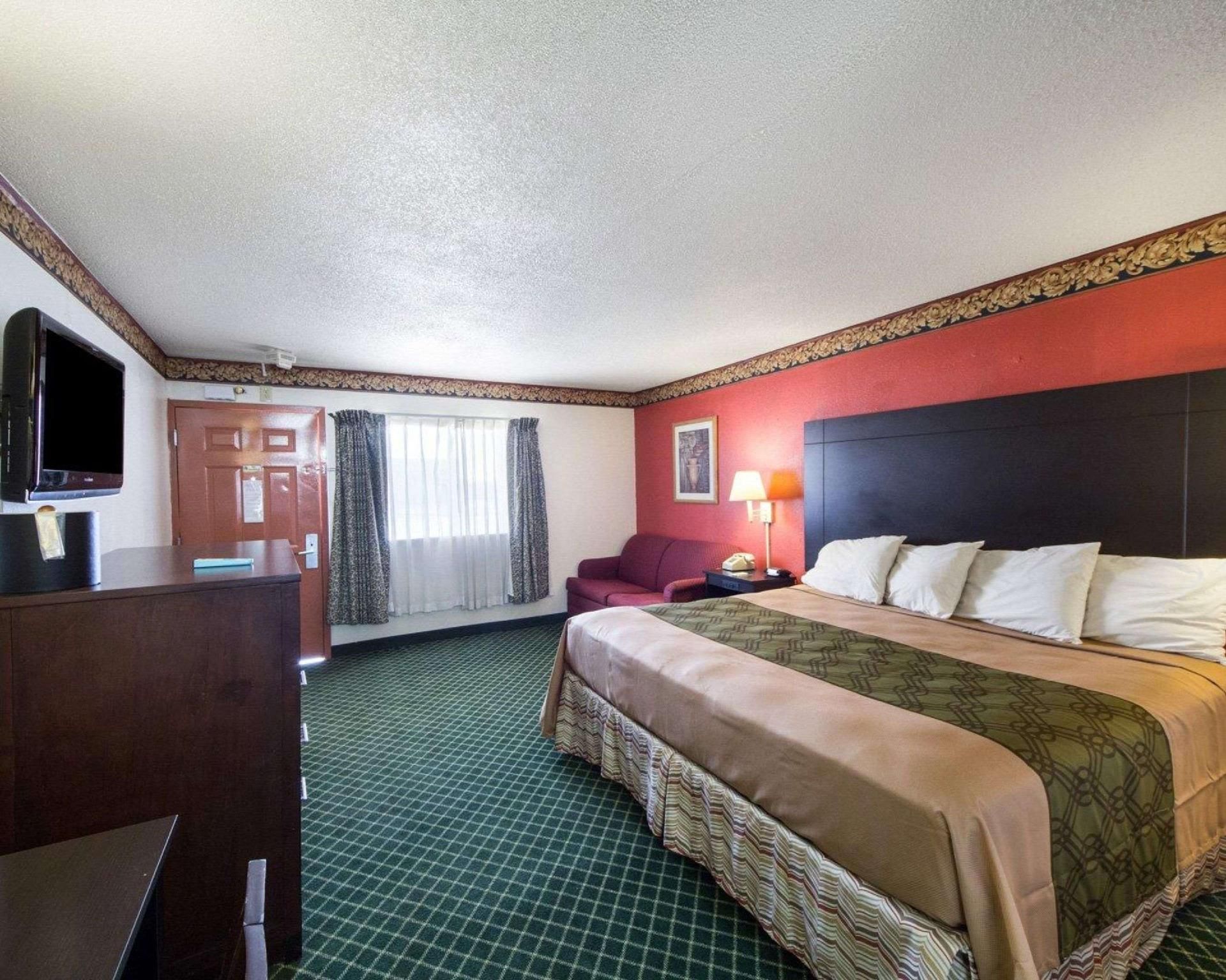 1 King Bed Smoking, Accessible