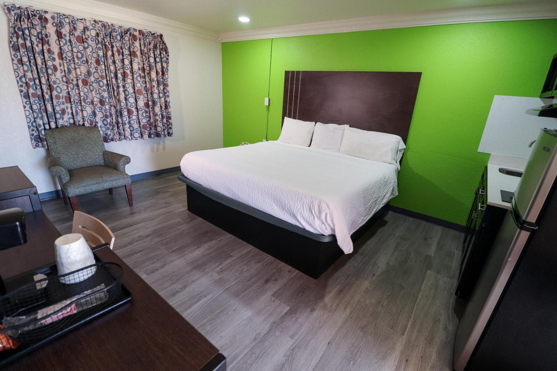 1 King Bed, Nonsmoking