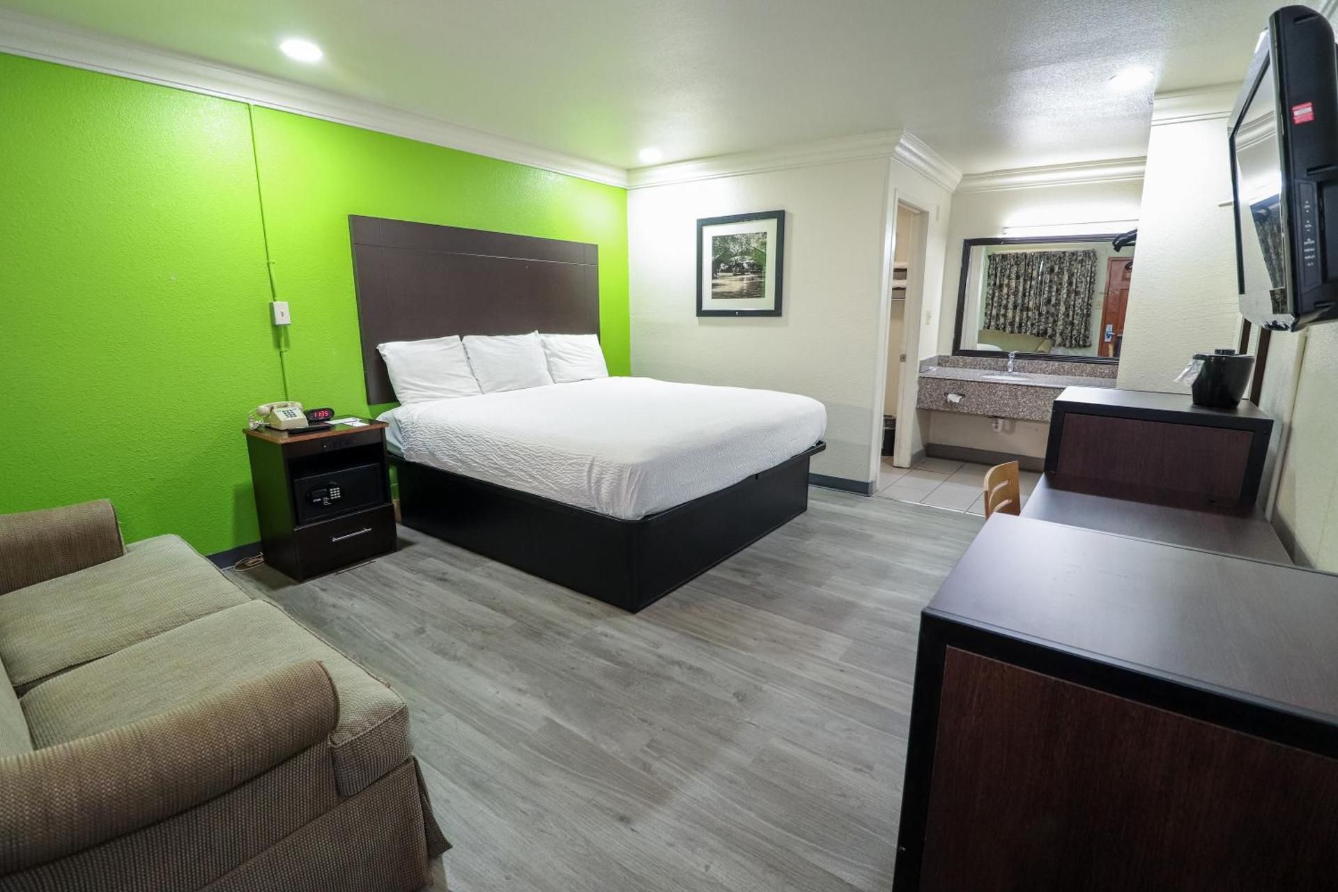 1 King Bed, Nonsmoking