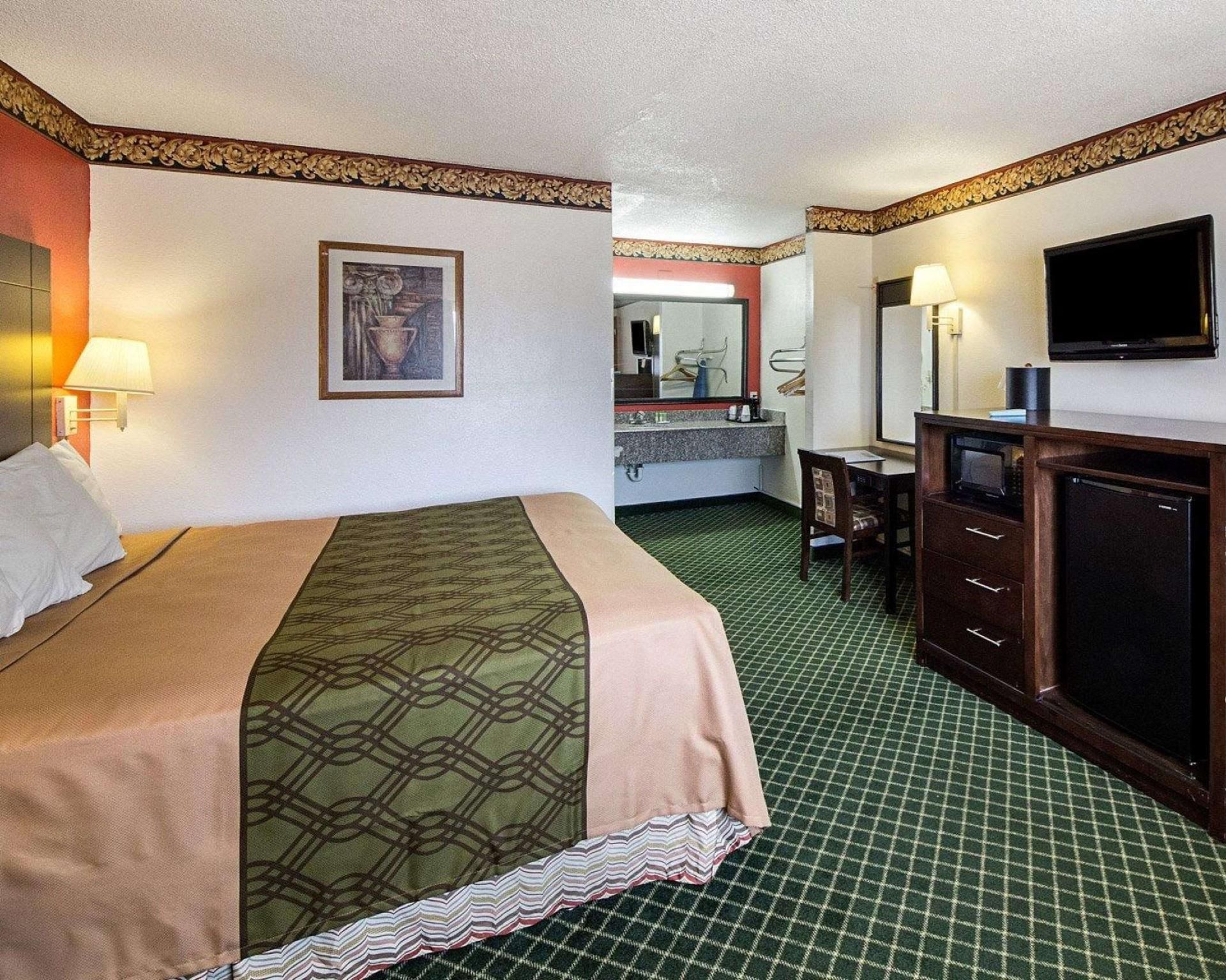 1 King Bed Smoking, Accessible
