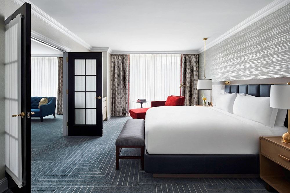 Suite, 1 King Bed with Sofa bed (Mobility Accessible, Tub)