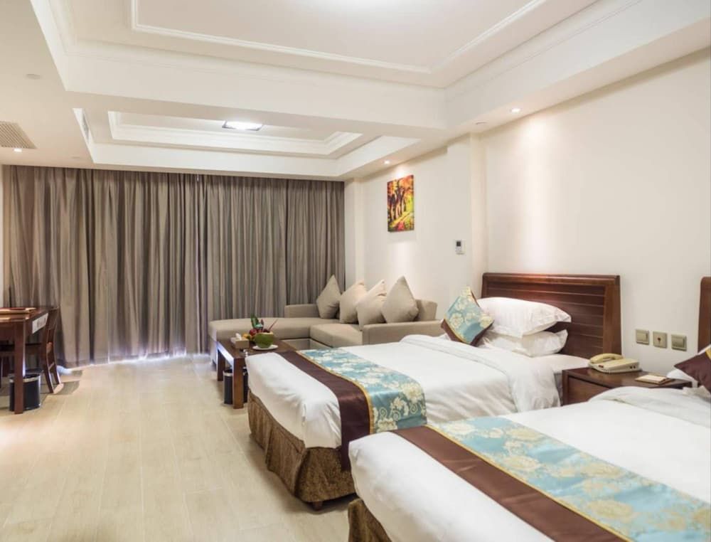 Deluxe Pool View Room