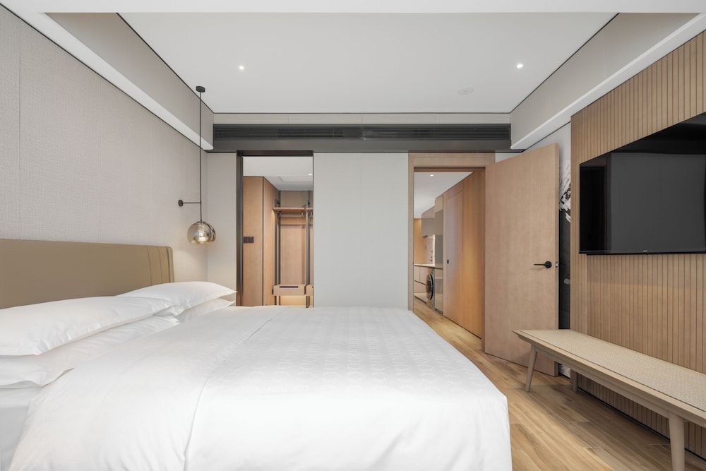 Club Suite, 1 King Bed, City View