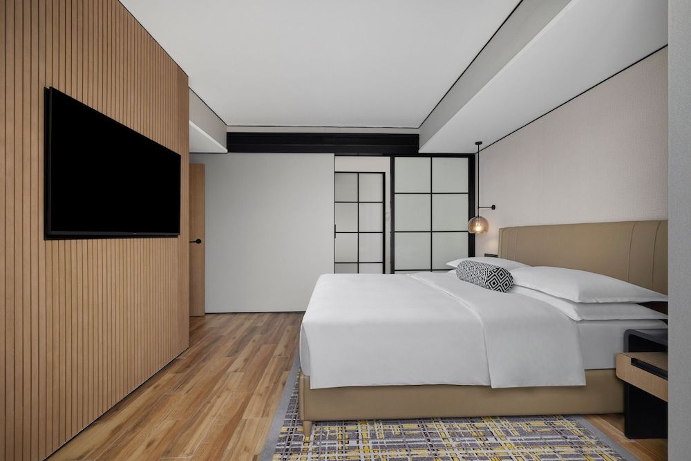 Club Suite, 1 King Bed, City View