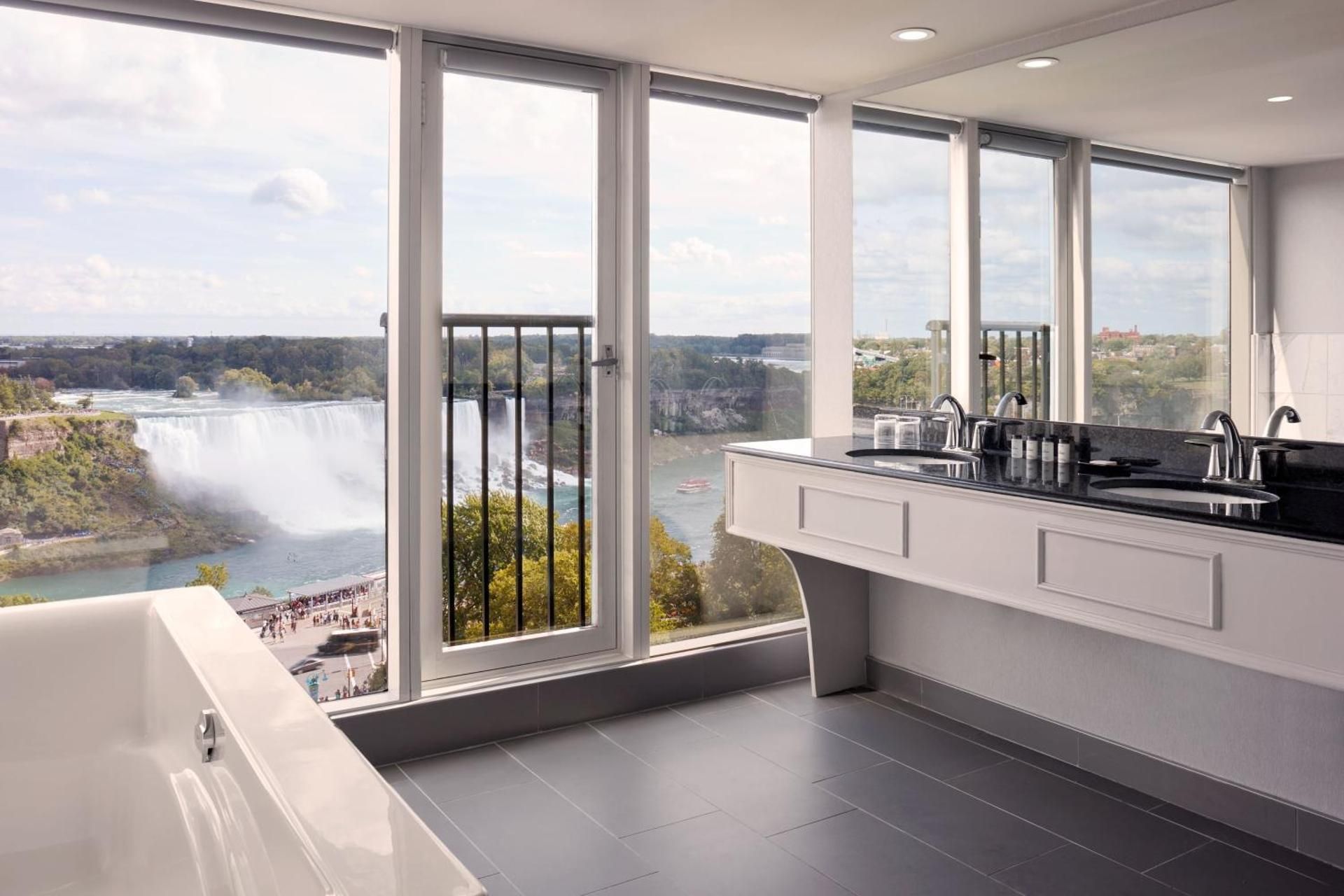 American Fallsview Corner Suite