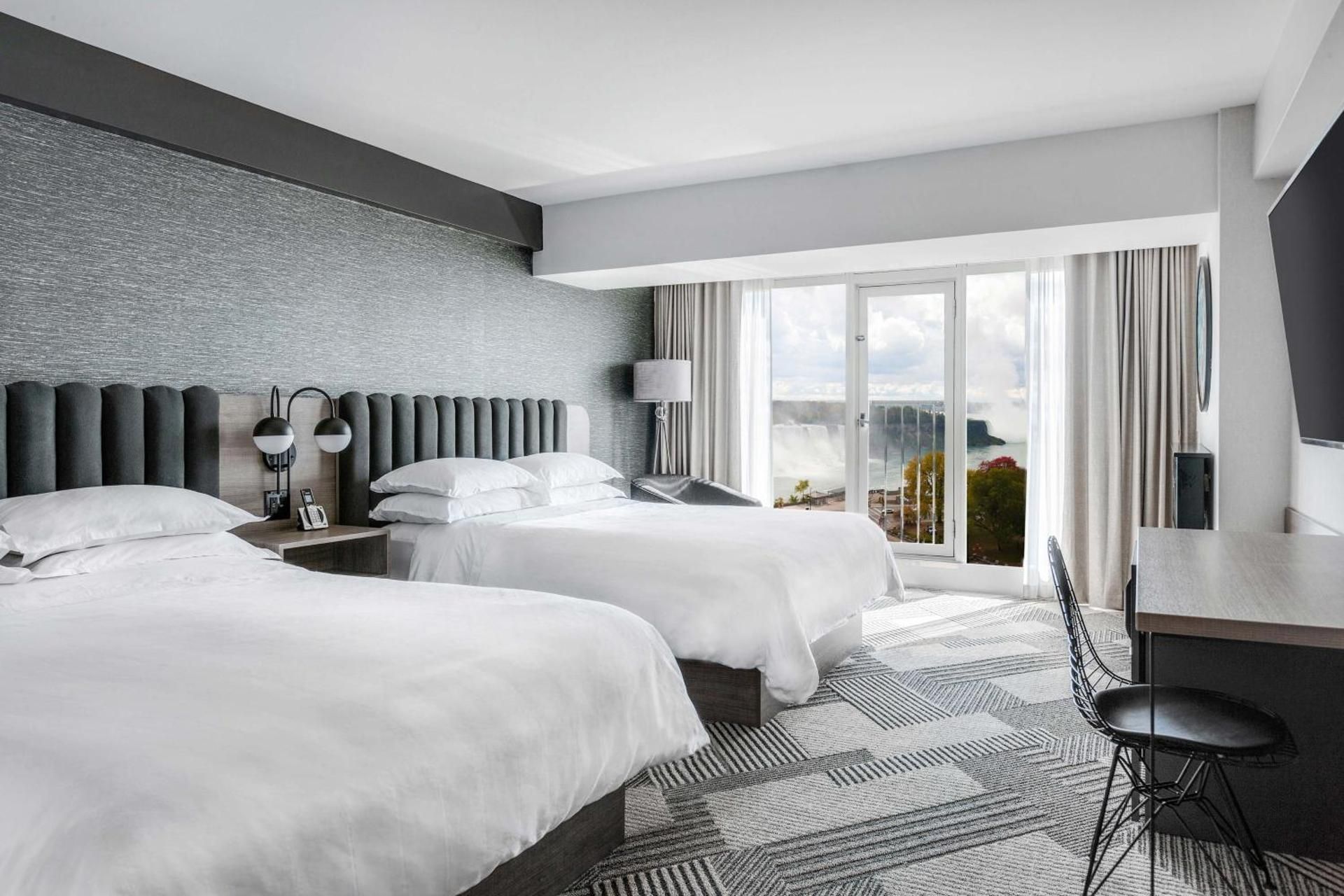 American Fallsview, Guest room, 1 Queen, Sofa bed, Partial Falls view, Limited view