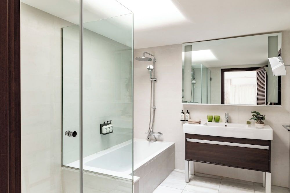 The Reserve Grand Suite Front Ocean View with Whirlpool