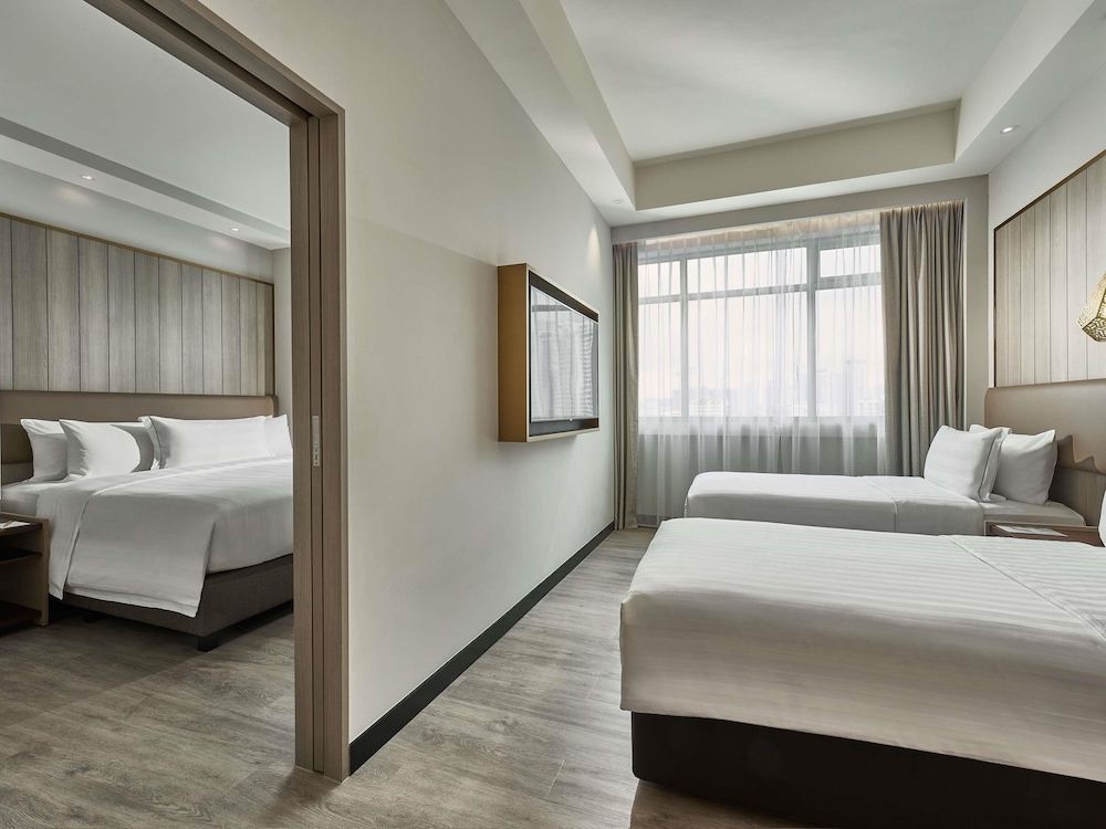 Novotel Singapore on Kitchener Family Quadruple Room with 1 King Bed and 2 Single Beds 3
