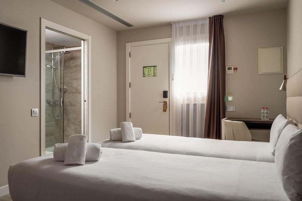 Arya Stadium Hotel Interior double room 2