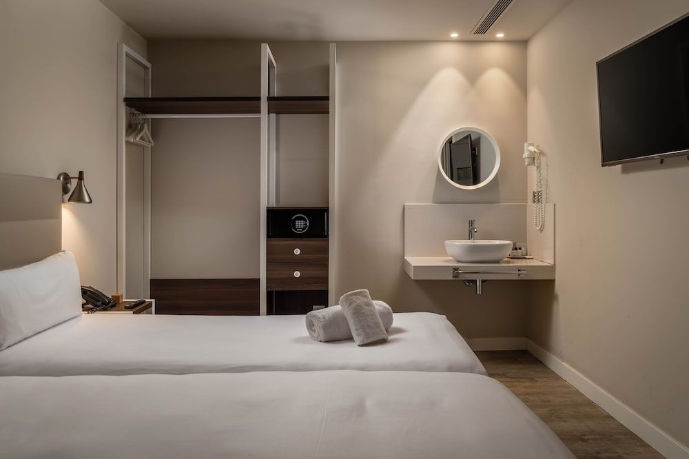 Arya Stadium Hotel Interior double room 3