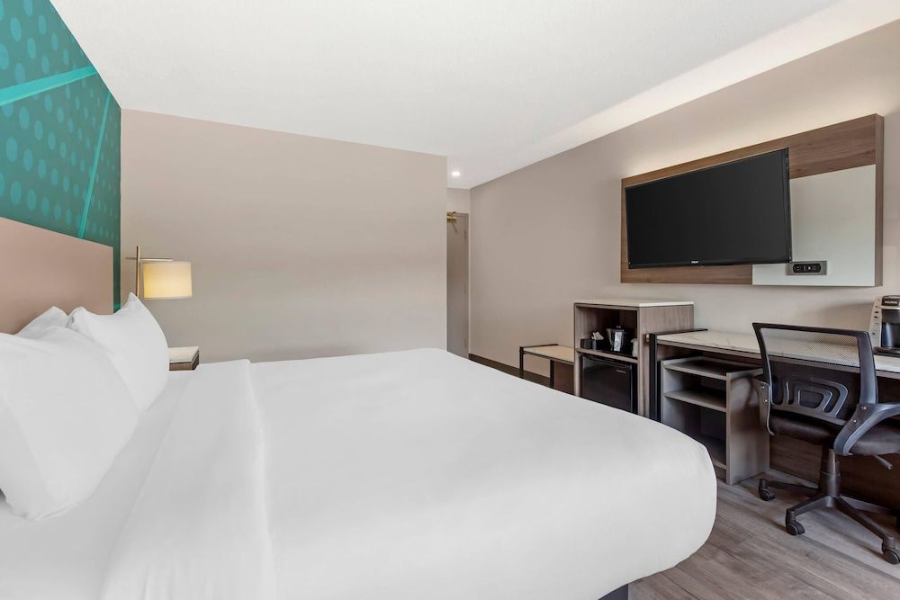 Room, 1 King Bed, Non Smoking, Ground Floor