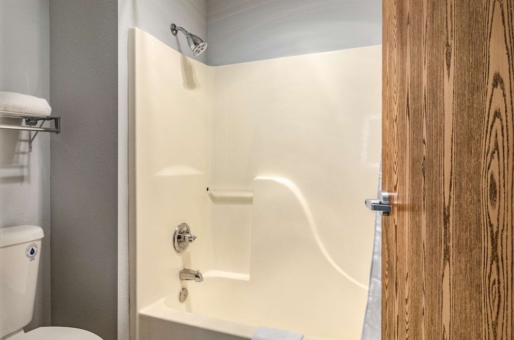 Red Lion Inn & Suites Des Moines Room, 1 King Bed 7