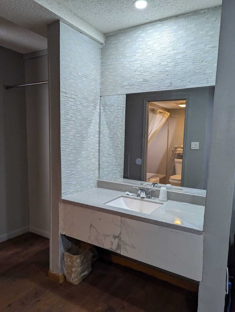 Executive Inn Coopersburg Room, 1 King Bed, Jetted Tub 4