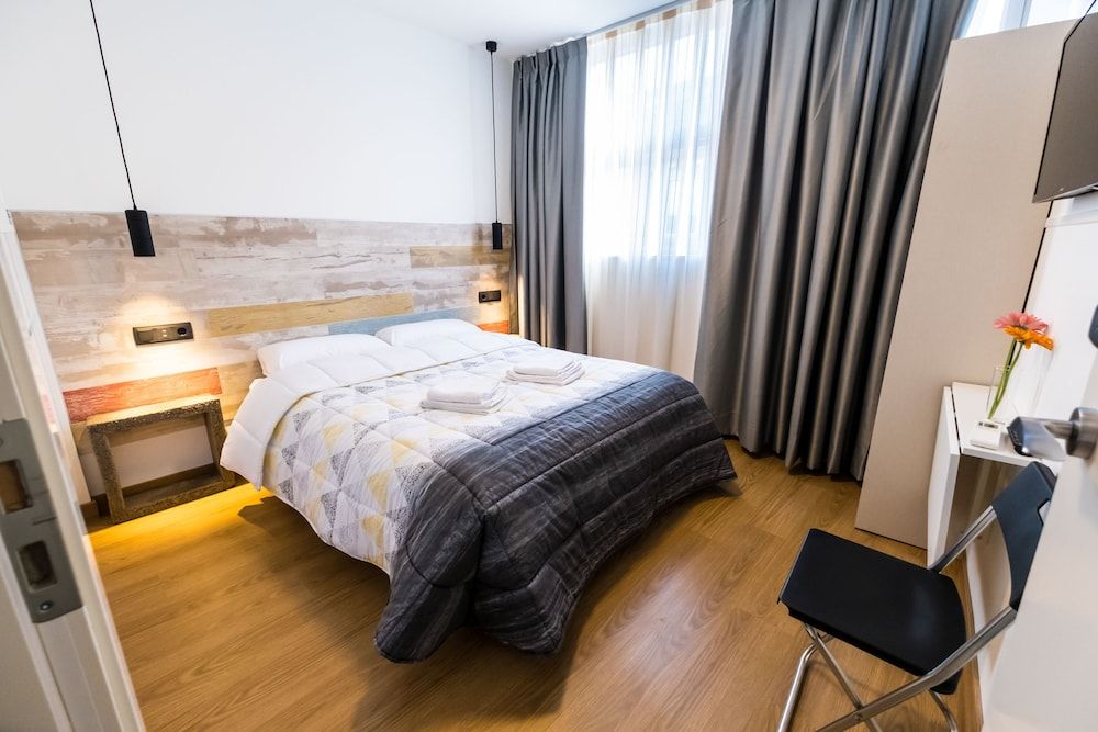 Far Home Bernabeu Double Room, Shared Bathroom 8