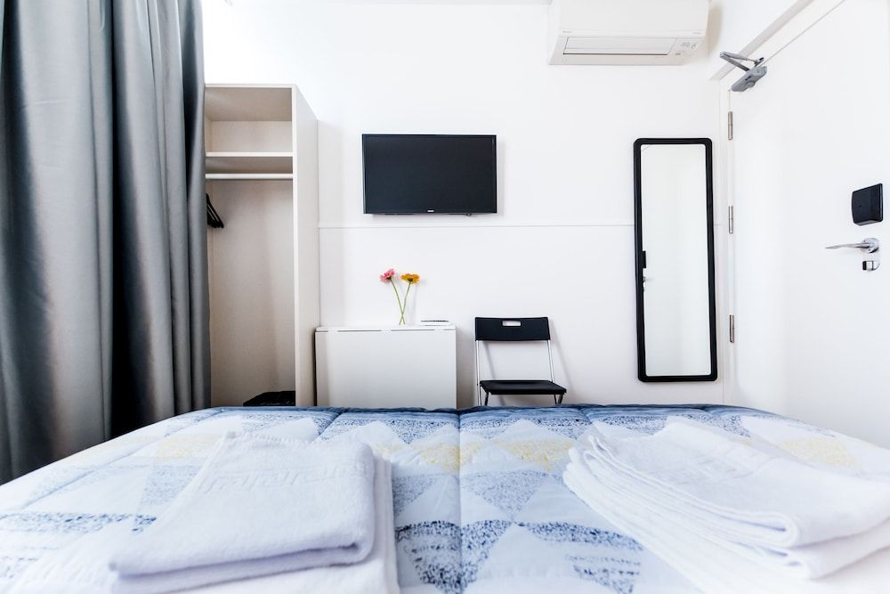 Far Home Bernabeu Double Room, Shared Bathroom 7