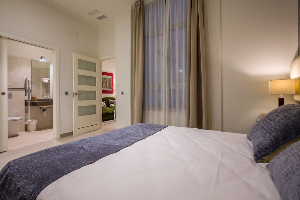 Welldone Cathedral Suites Apartment, 1 Bedroom, 2 Bathrooms (0A) 3