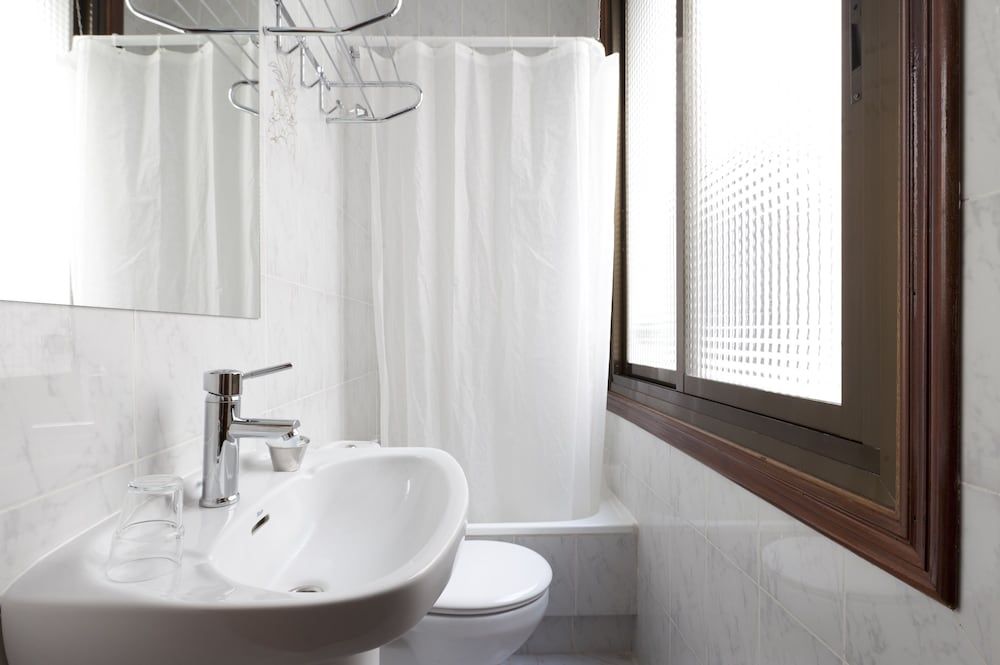 Hostal Hispano Gran Vía Double Room, 1 Double or 2 Twin Beds 16