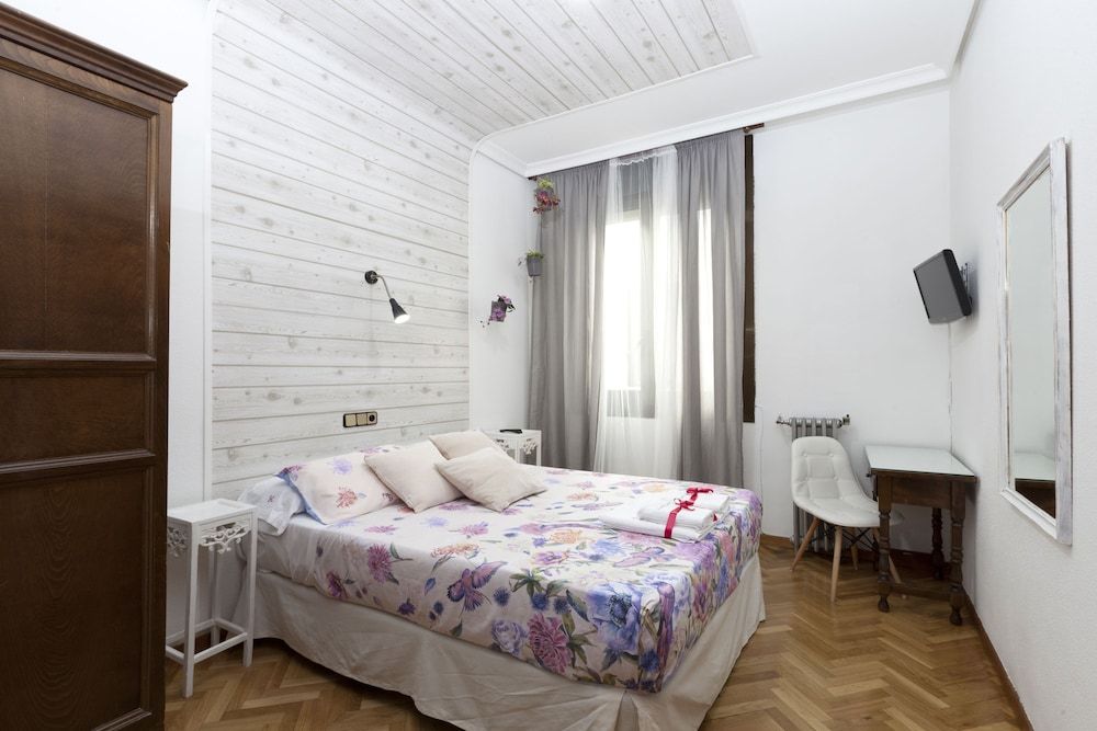 Hostal Hispano Gran Vía Double Room, 1 Double or 2 Twin Beds 13