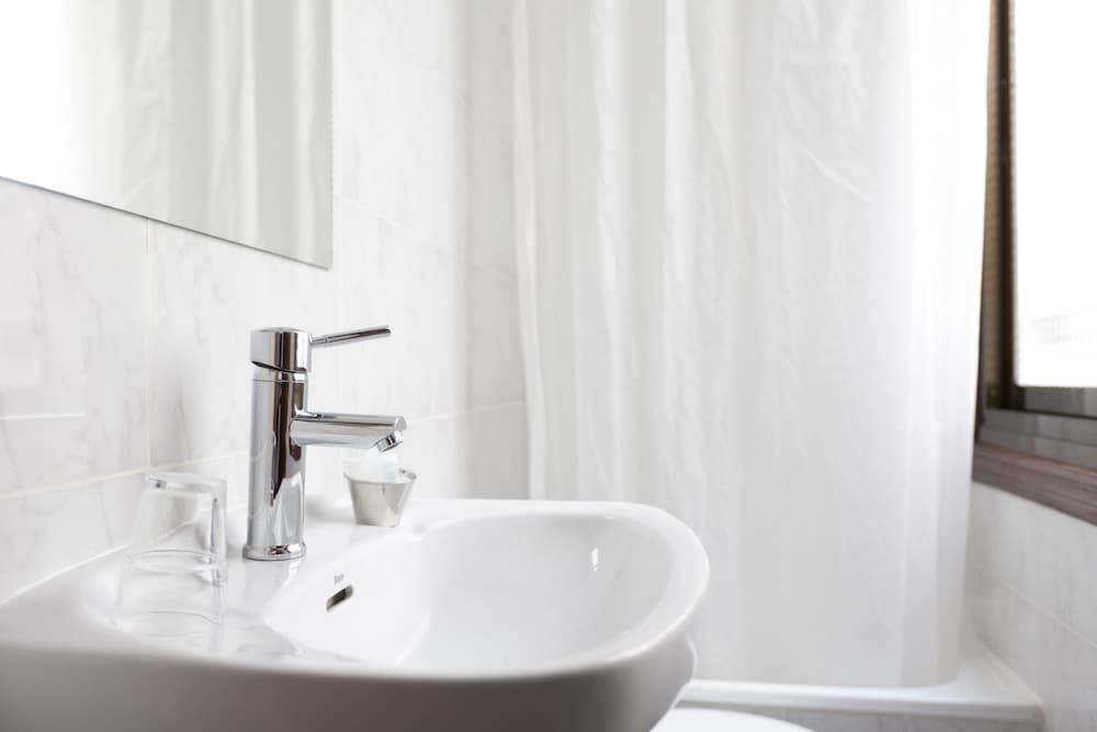 Hostal Hispano Gran Vía Double Room, 1 Double or 2 Twin Beds 17