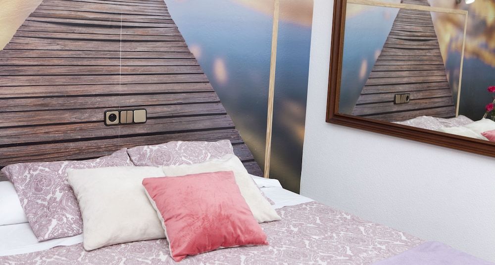 Hostal Hispano Gran Vía Double Room, 1 Double or 2 Twin Beds 9