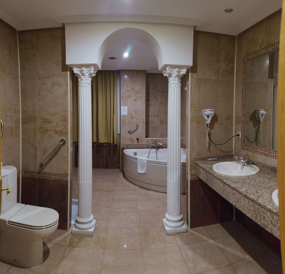 Hospedium Hotel Triana Superior Double Room, Jetted Tub 3