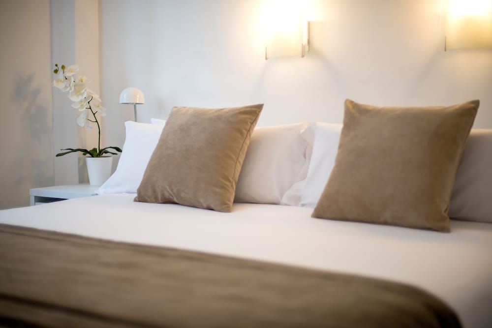 NeoMagna Madrid Standard Double Room 9