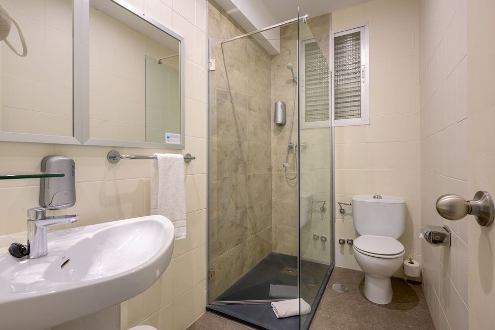 NeoMagna Madrid Standard Double Room 36