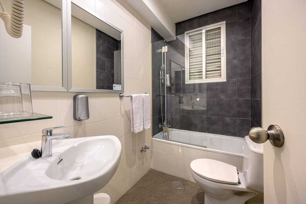 NeoMagna Madrid Standard Double Room 37