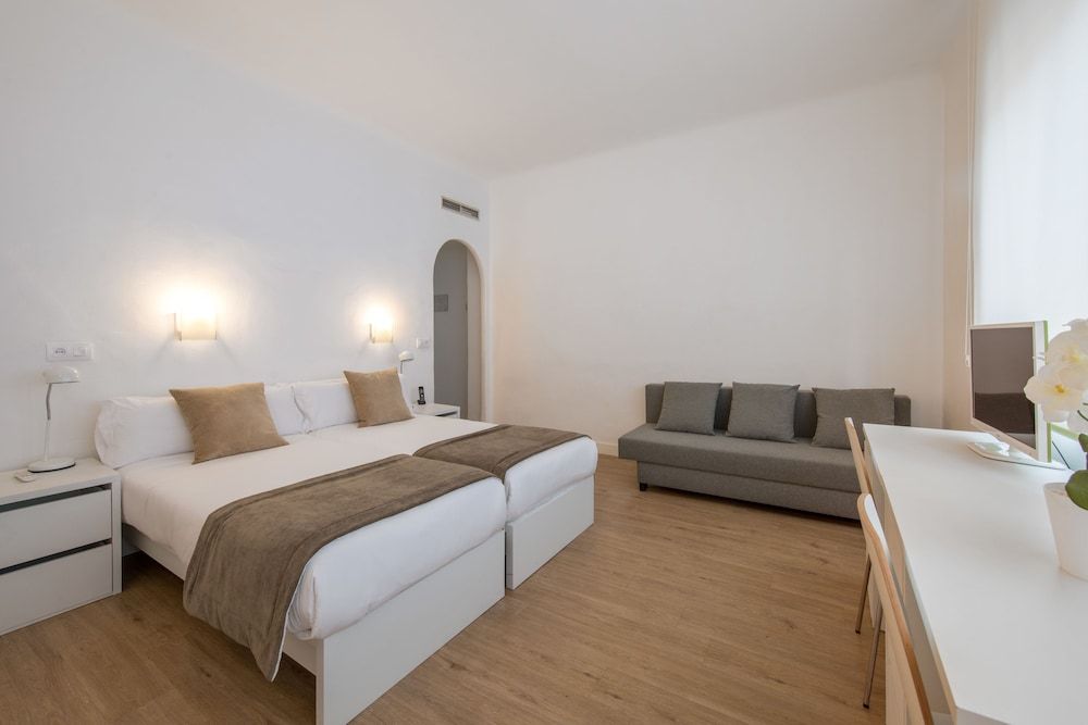 NeoMagna Madrid Standard Double Room 8