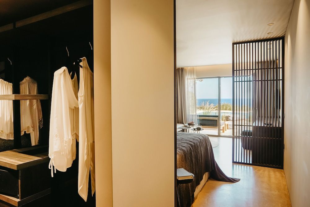 Infinity Blue Suite with Sharing Pool