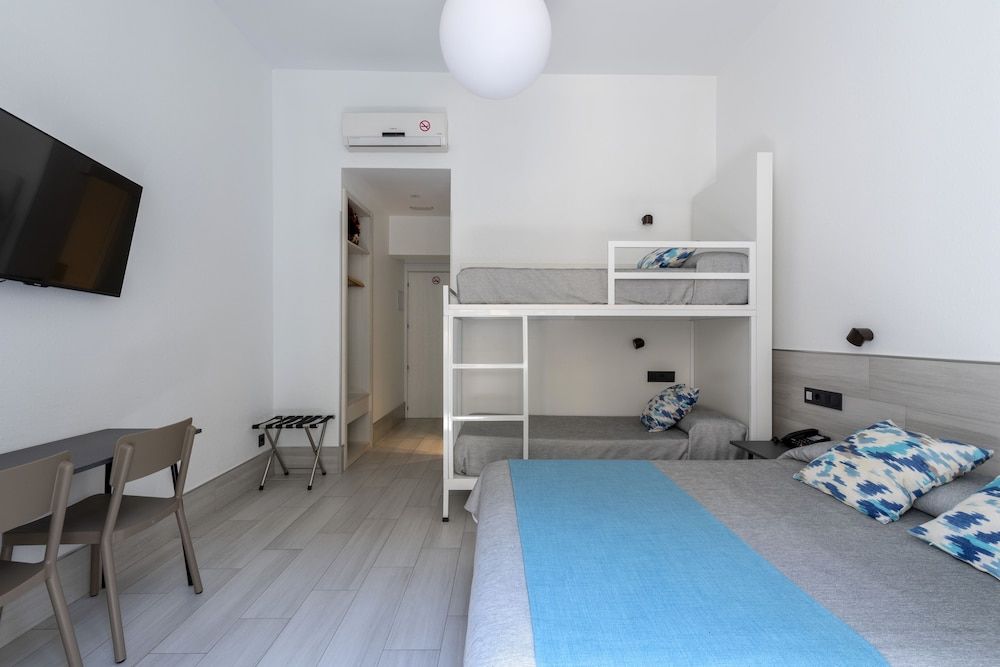 Hostal Castilla II - Puerta del Sol Family Room 10