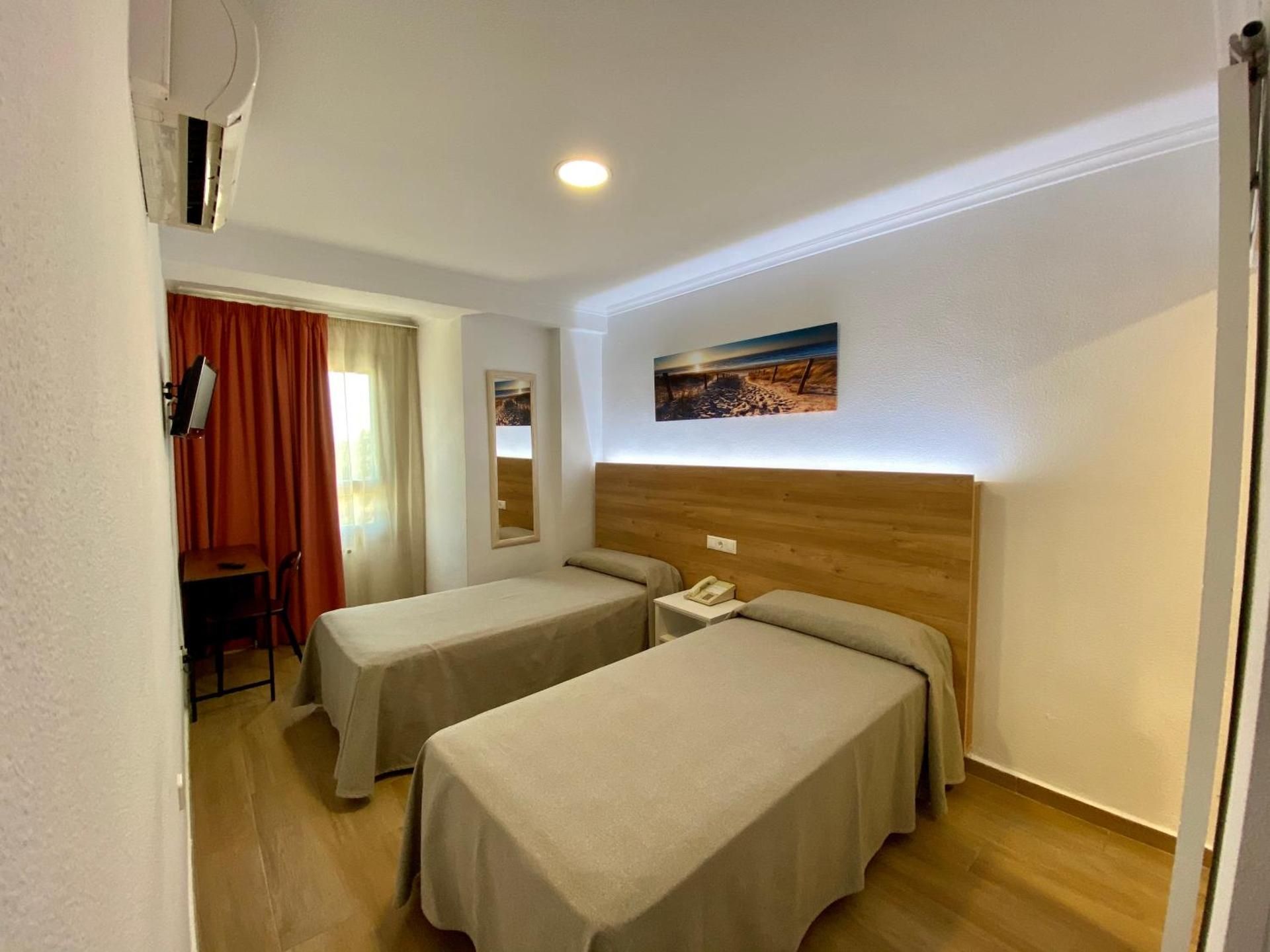 Hostal Pensimar Superior Twin Room 4