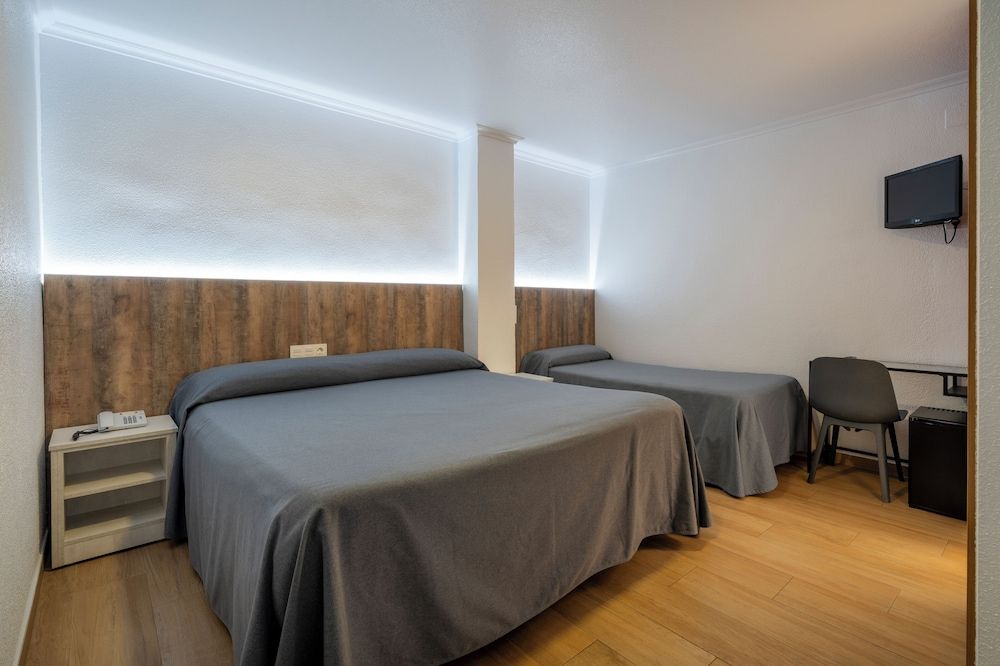 Hostal Pensimar Family Triple Room, 3 Twin Beds 2