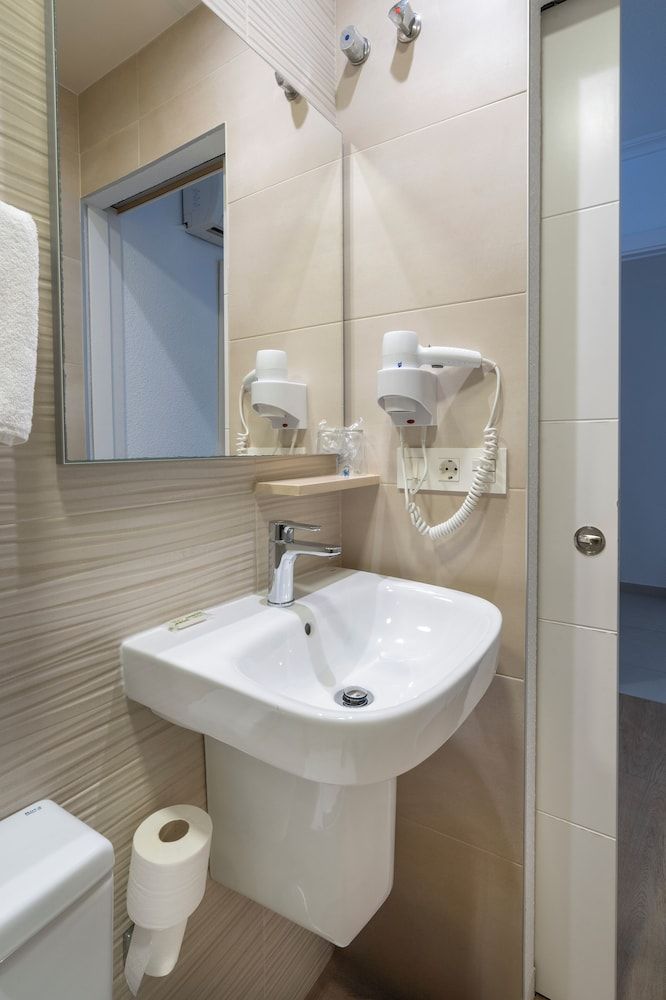 Hostal Pensimar Family Triple Room, 3 Twin Beds 4