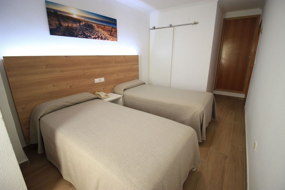 Hostal Pensimar Superior Twin Room 2