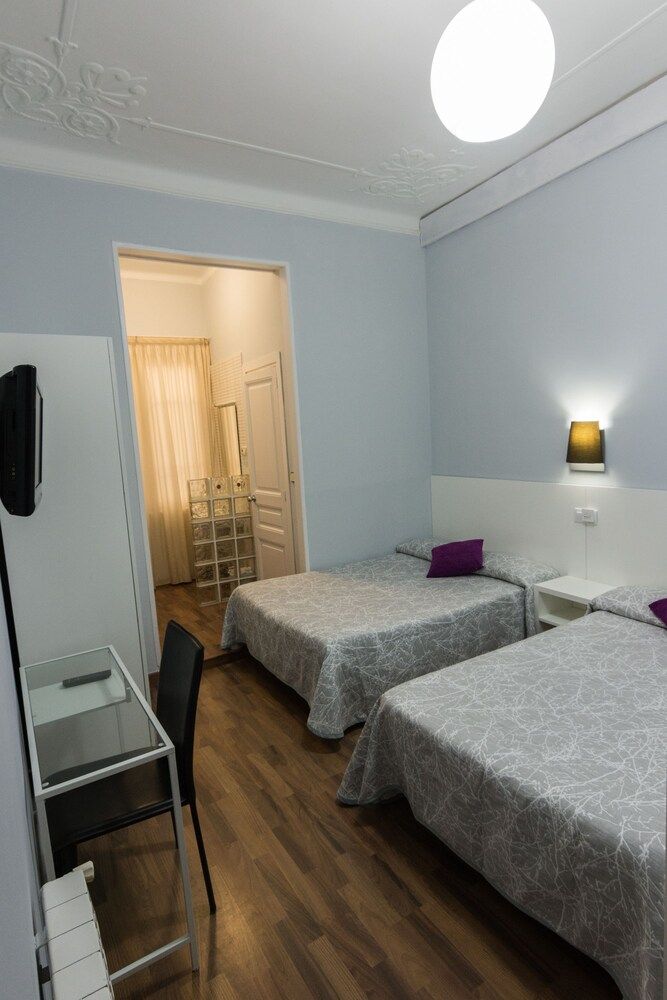 Hostal Lesseps Family Room 2