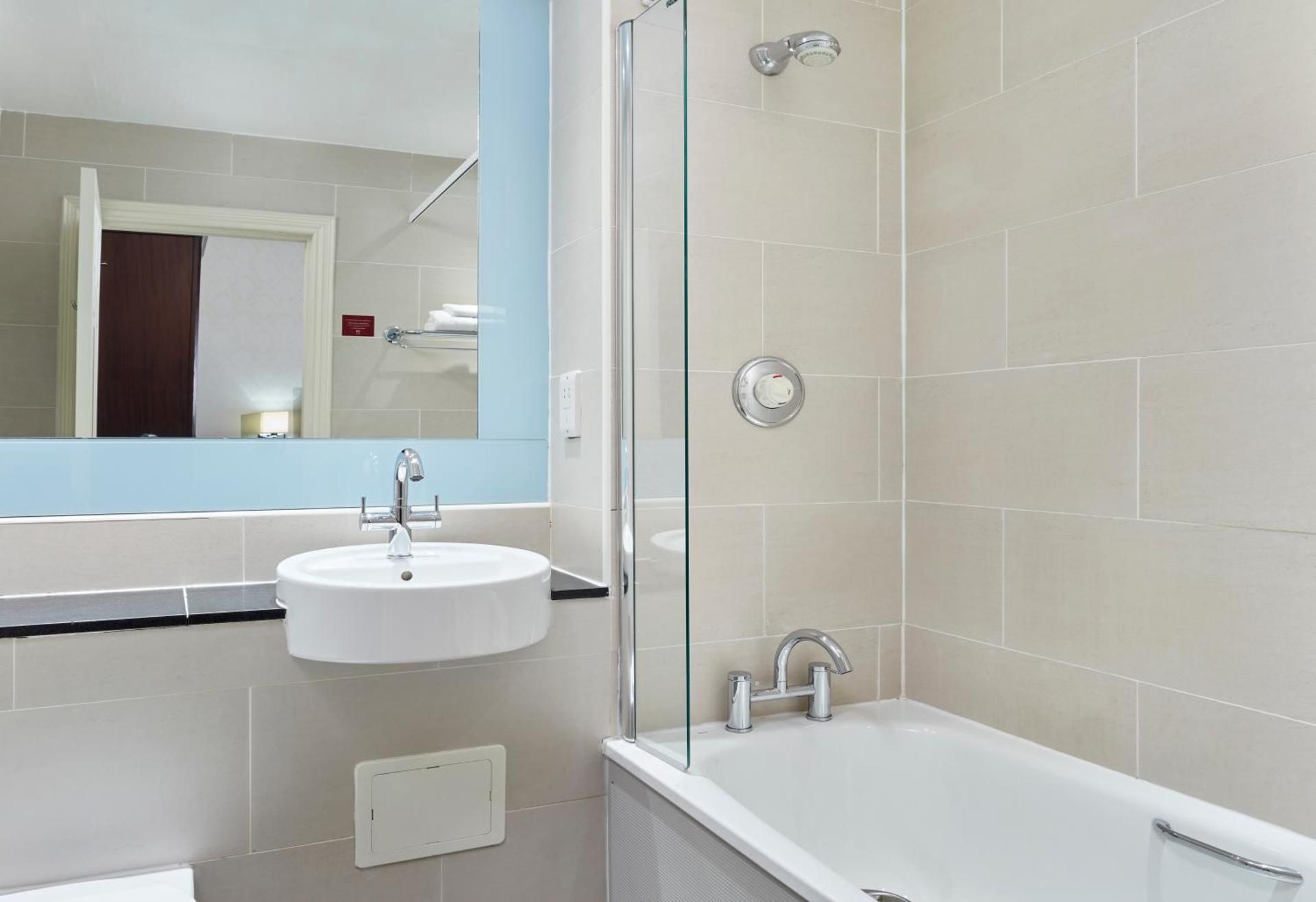 Leonardo Edinburgh City Standard Twin 3