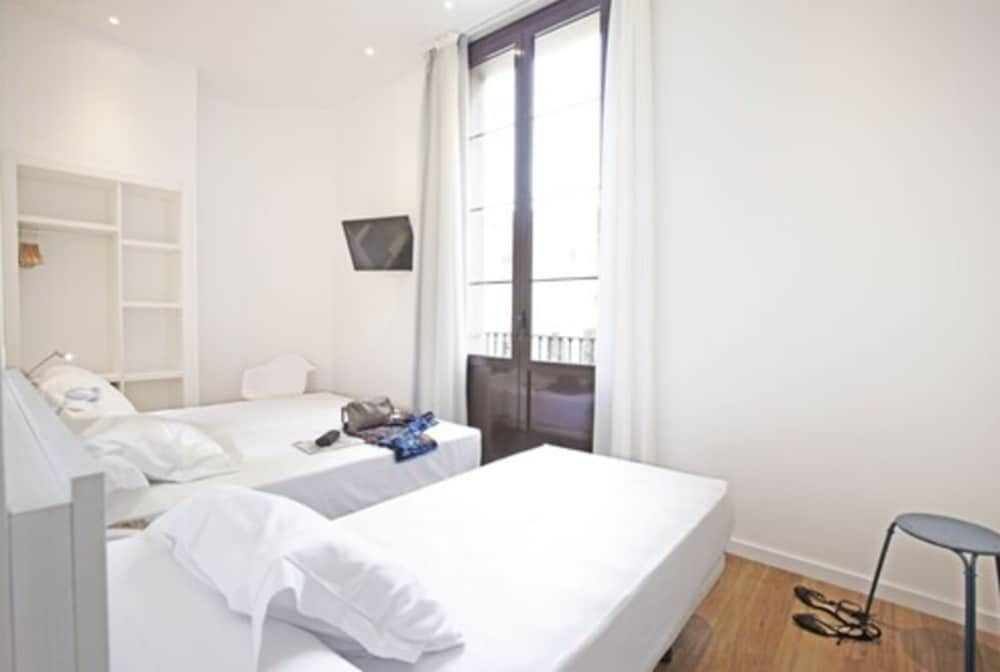 Som Nit Born Triple Room, Balcony 2