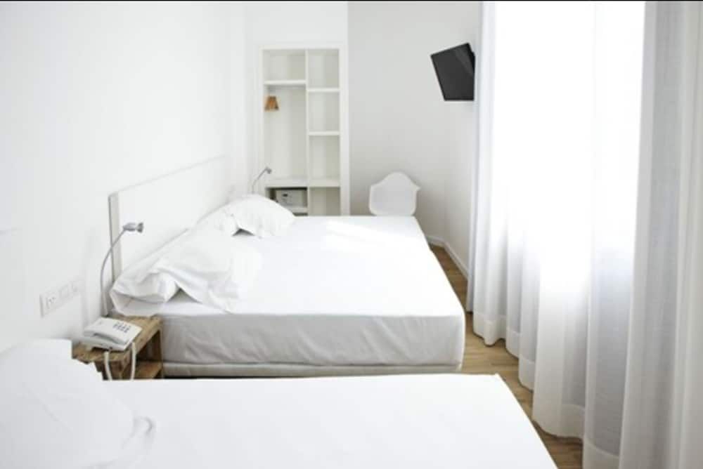 Som Nit Born Triple Room, Balcony