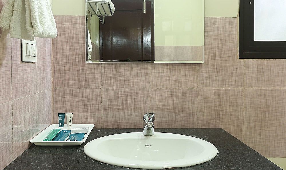 Treebo Roshan House With Valley View	 Standard Double Room 6