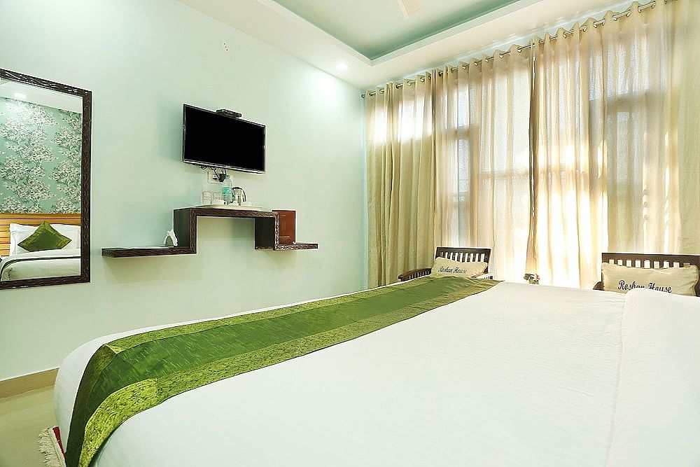 Treebo Roshan House With Valley View	 Standard Double Room 8