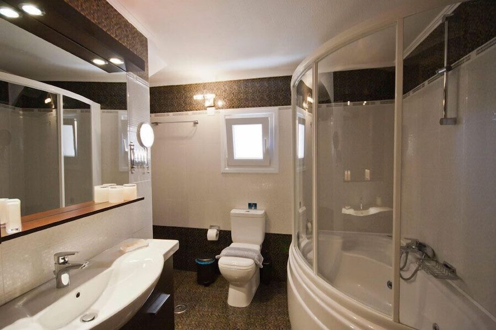 Sun Village Hotel Maisonette with Jetted Tub 6