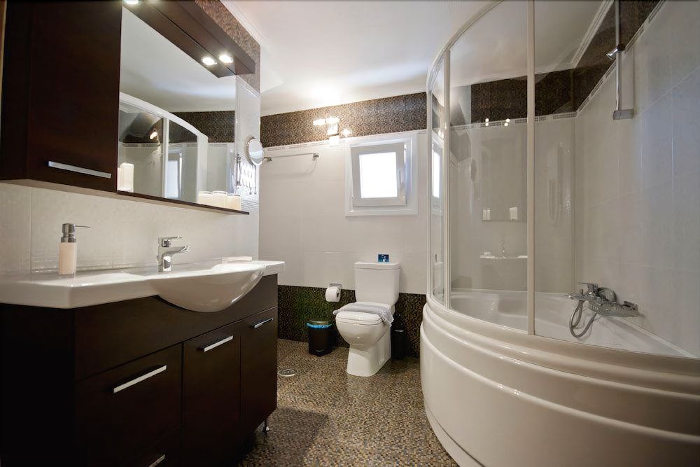 Sun Village Hotel Maisonette with Jetted Tub 5