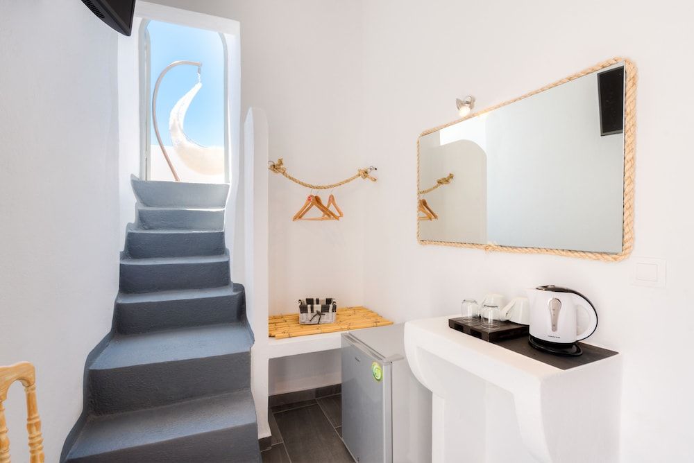 Katris Apartments Deluxe Double Room (Caldera View) 5