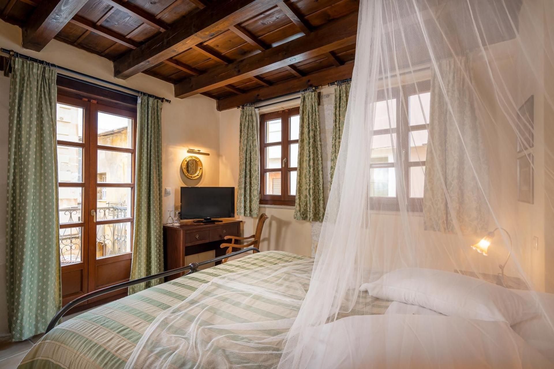 Palazzino di Corina Hotel Superior Room with Old Town View 2