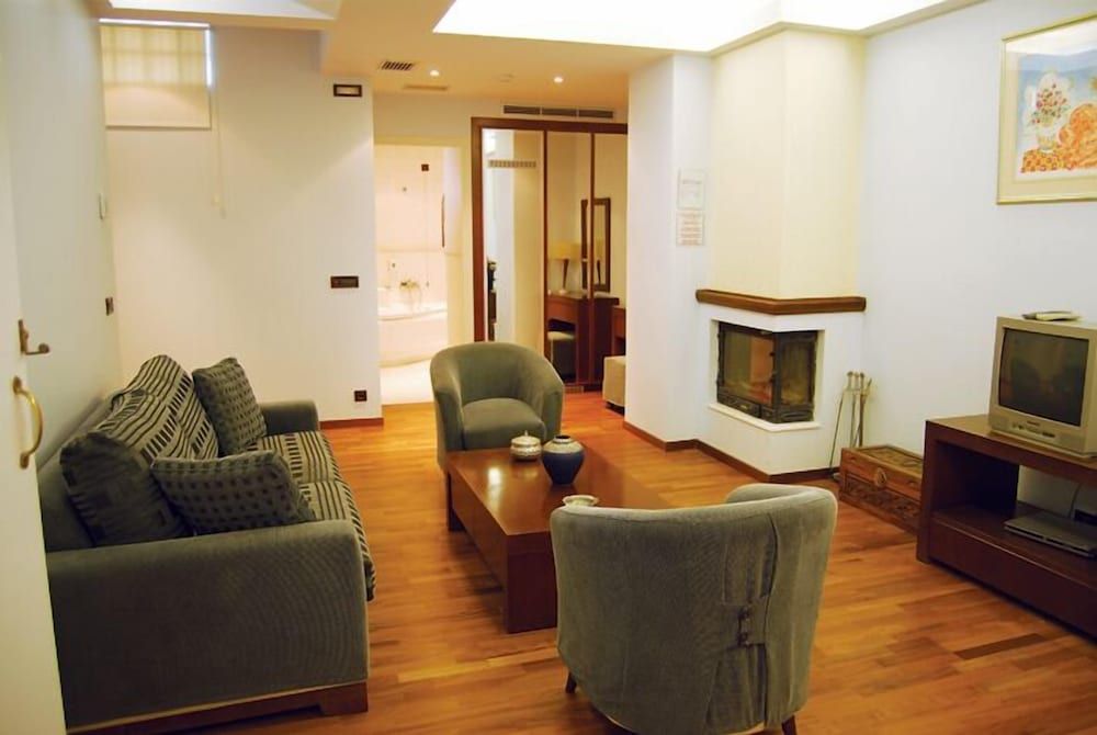 Ephira Hotel Deluxe Room 3